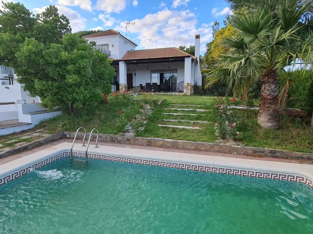 Piso en venta en Osuna, 13, Los Lagos Piscina de Piso en venta en Guillena con Aire acondicionado, Calefacción y Jardín privado