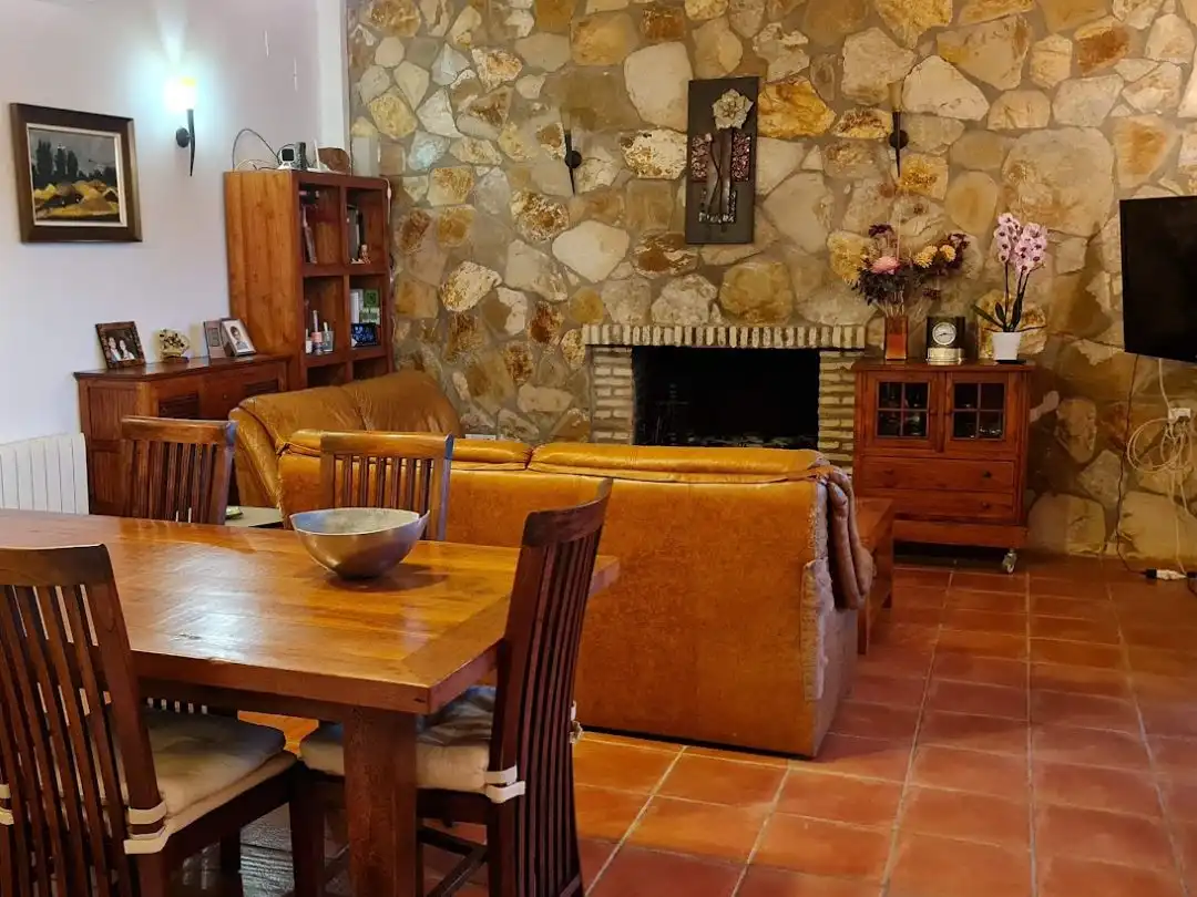Piso en venta en Osuna, 13, Los Lagos Sala de estar de Piso en venta en Guillena con Aire acondicionado, Calefacción y Jardín privado