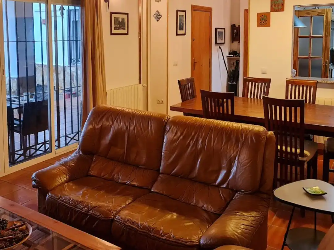 Piso en venta en Osuna, 13, Los Lagos Sala de estar de Piso en venta en Guillena con Aire acondicionado, Calefacción y Jardín privado