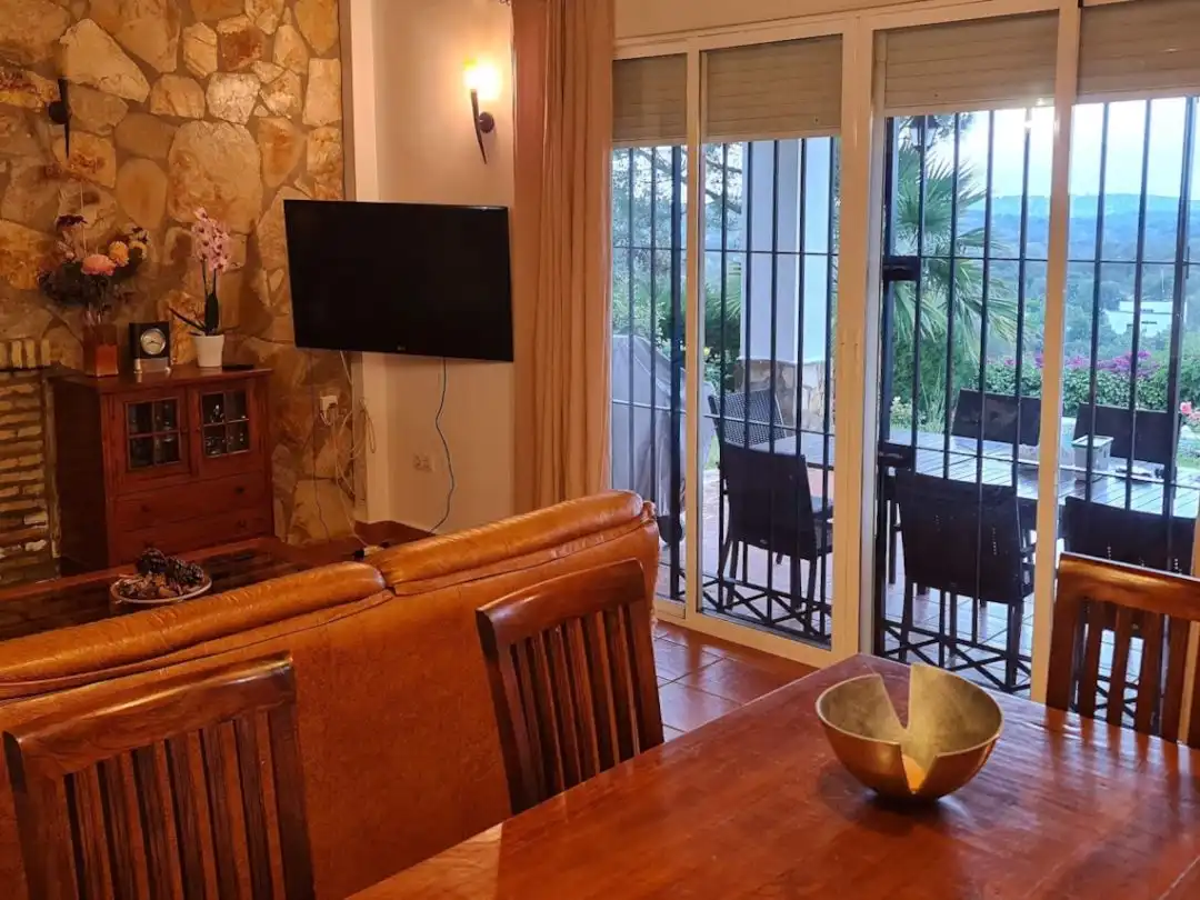 Piso en venta en Osuna, 13, Los Lagos Comedor de Piso en venta en Guillena con Aire acondicionado, Calefacción y Jardín privado