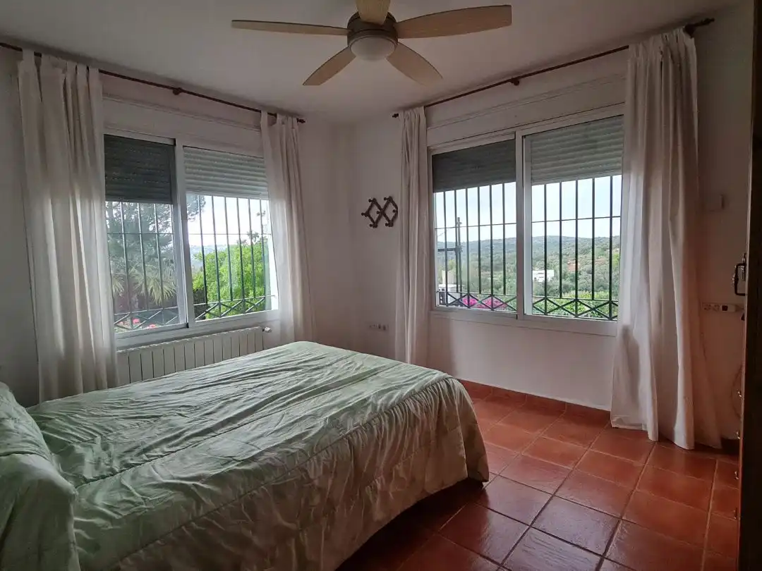 Piso en venta en Osuna, 13, Los Lagos Habitación de Piso en venta en Guillena con Aire acondicionado, Calefacción y Jardín privado