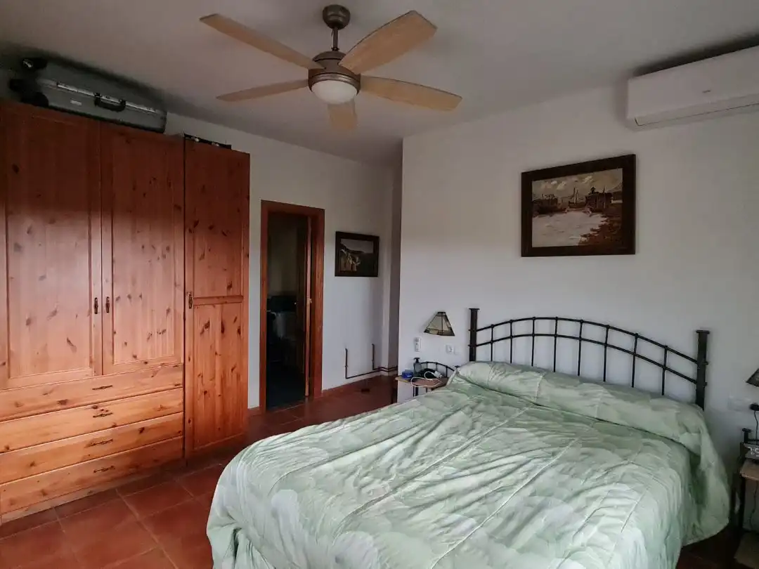 Piso en venta en Osuna, 13, Los Lagos Habitación de Piso en venta en Guillena con Aire acondicionado, Calefacción y Jardín privado