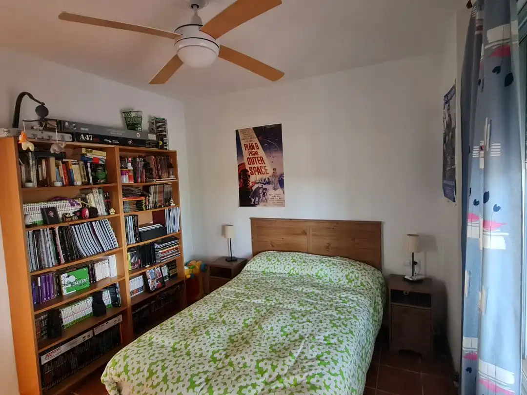 Piso en venta en Osuna, 13, Los Lagos Habitación de Piso en venta en Guillena con Aire acondicionado, Calefacción y Jardín privado
