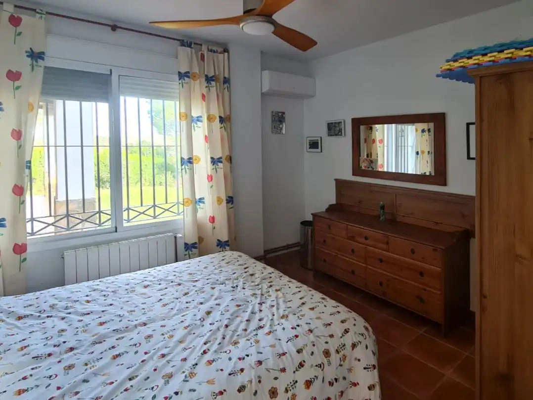 Piso en venta en Osuna, 13, Los Lagos Habitación de Piso en venta en Guillena con Aire acondicionado, Calefacción y Jardín privado