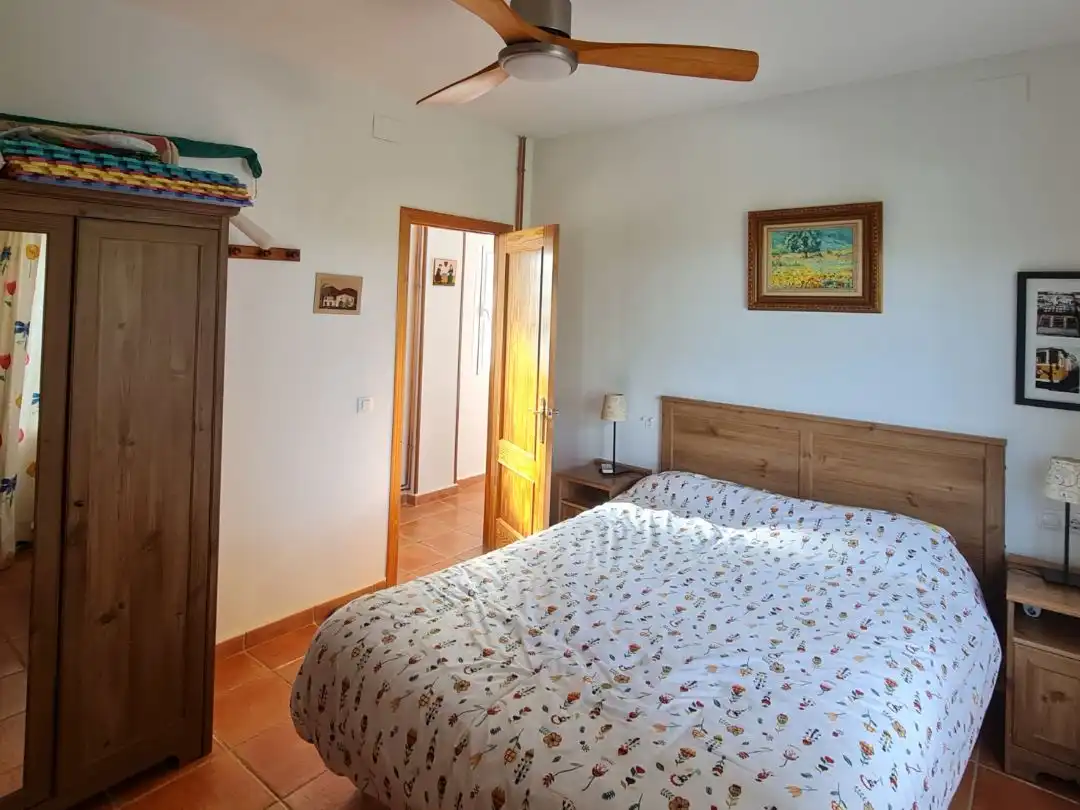 Piso en venta en Osuna, 13, Los Lagos Habitación de Piso en venta en Guillena con Aire acondicionado, Calefacción y Jardín privado