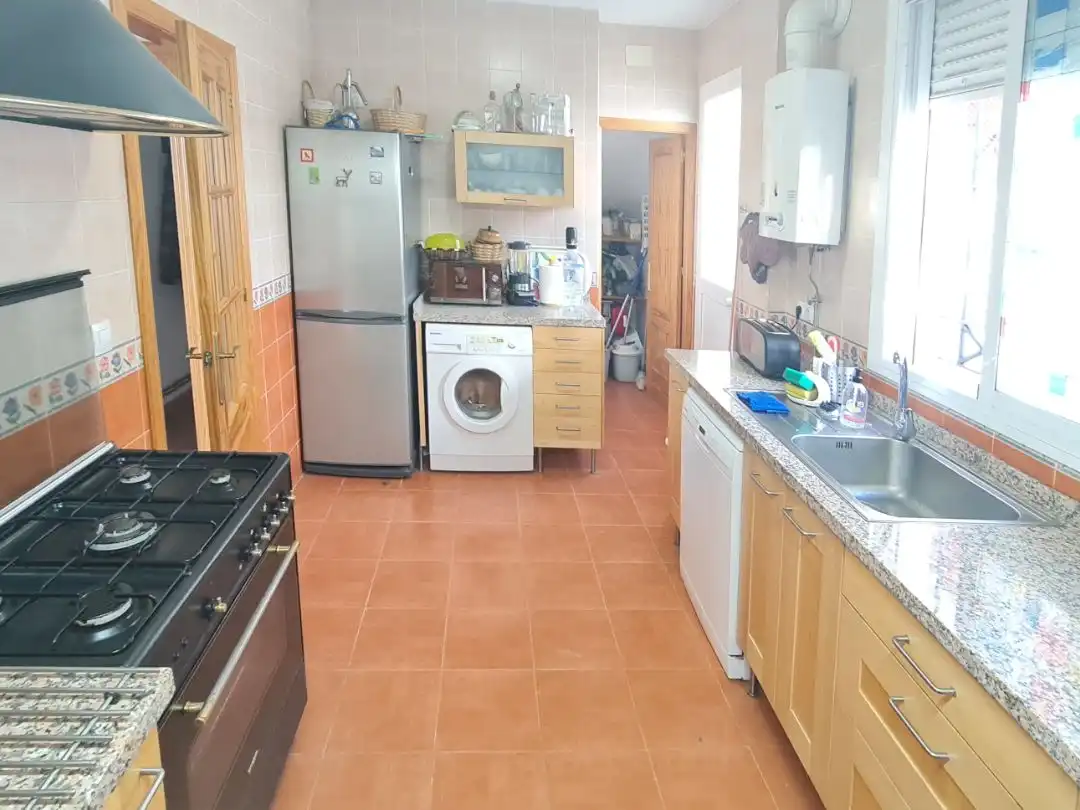 Piso en venta en Osuna, 13, Los Lagos Cocina de Piso en venta en Guillena con Aire acondicionado, Calefacción y Jardín privado