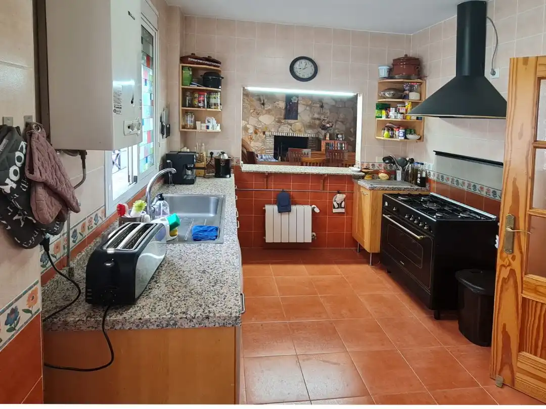 Piso en venta en Osuna, 13, Los Lagos Cocina de Piso en venta en Guillena con Aire acondicionado, Calefacción y Jardín privado