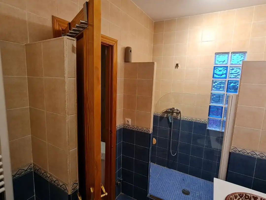 Piso en venta en Osuna, 13, Los Lagos Baño de Piso en venta en Guillena con Aire acondicionado, Calefacción y Jardín privado