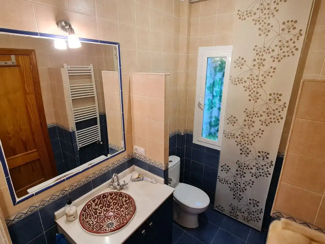 Piso en venta en Osuna, 13, Los Lagos Baño de Piso en venta en Guillena con Aire acondicionado, Calefacción y Jardín privado