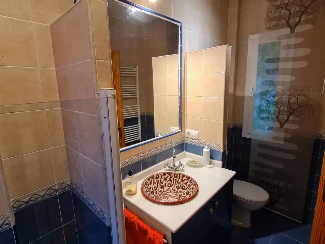 Piso en venta en Osuna, 13, Los Lagos Baño de Piso en venta en Guillena con Aire acondicionado, Calefacción y Jardín privado