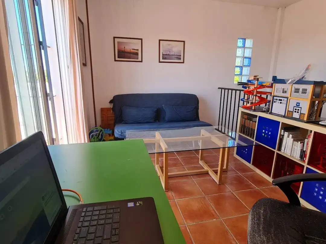 Piso en venta en Osuna, 13, Los Lagos Sala de estar de Piso en venta en Guillena con Aire acondicionado, Calefacción y Jardín privado