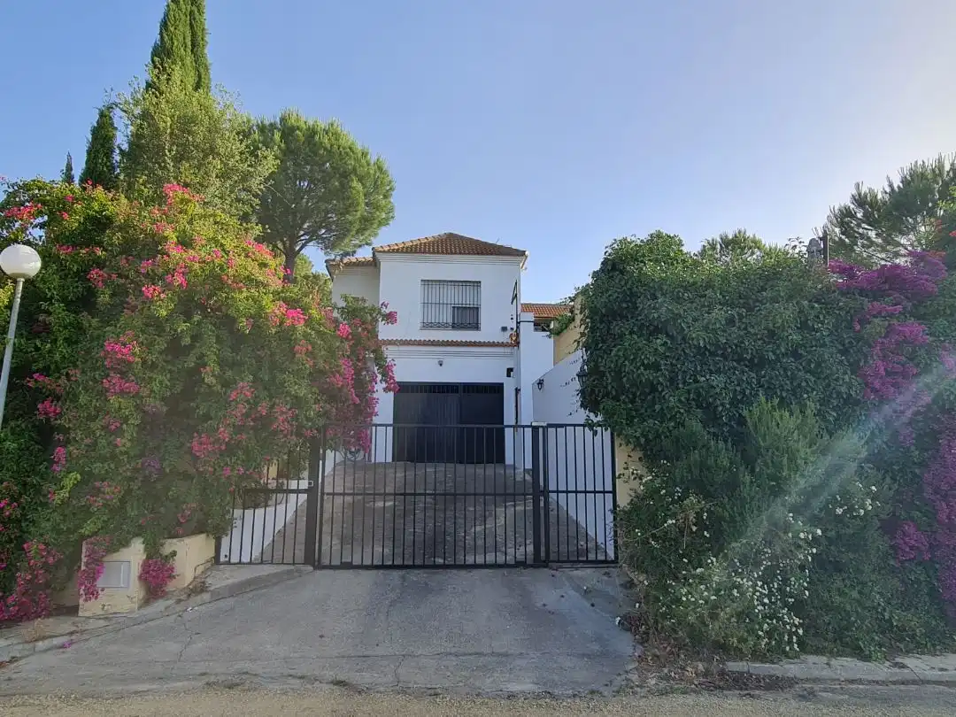 Piso en venta en Osuna, 13, Los Lagos Vista exterior de Piso en venta en Guillena con Aire acondicionado, Calefacción y Jardín privado