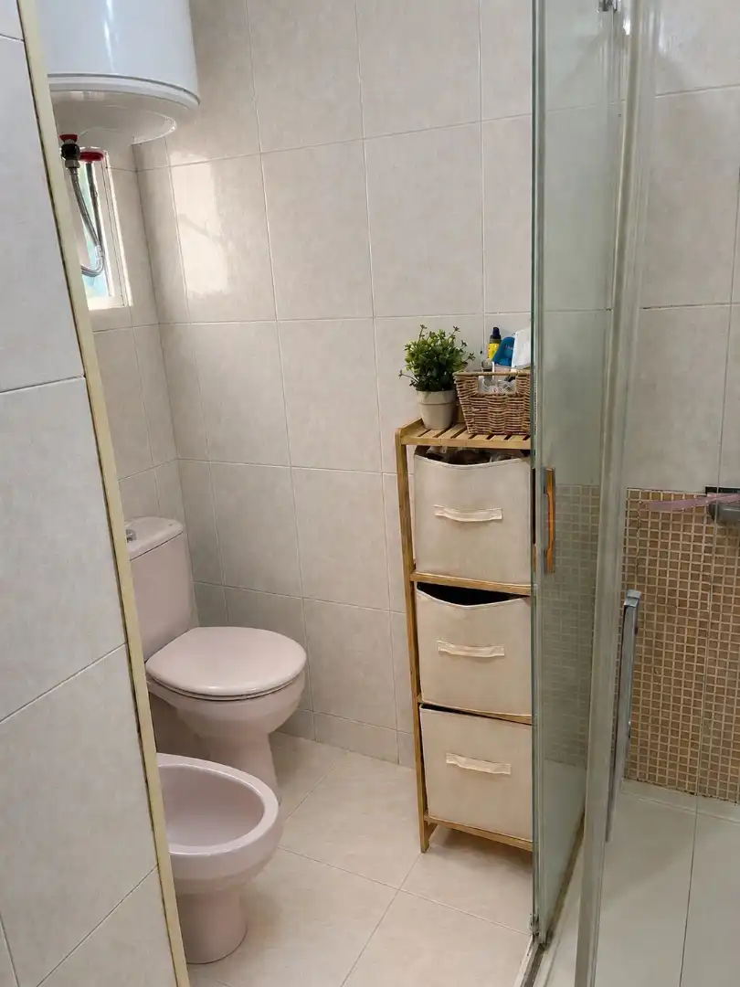 Piso en venta en Calle San Froilán, 4, Almendrales Baño de Piso en venta en Madrid con Aire acondicionado, Amueblado y Horno