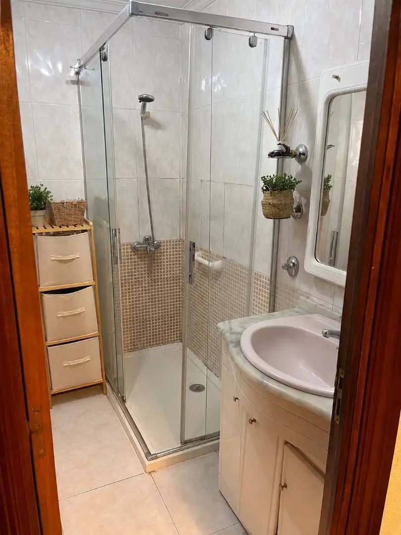 Piso en venta en Calle San Froilán, 4, Almendrales Baño de Piso en venta en Madrid con Aire acondicionado, Amueblado y Horno