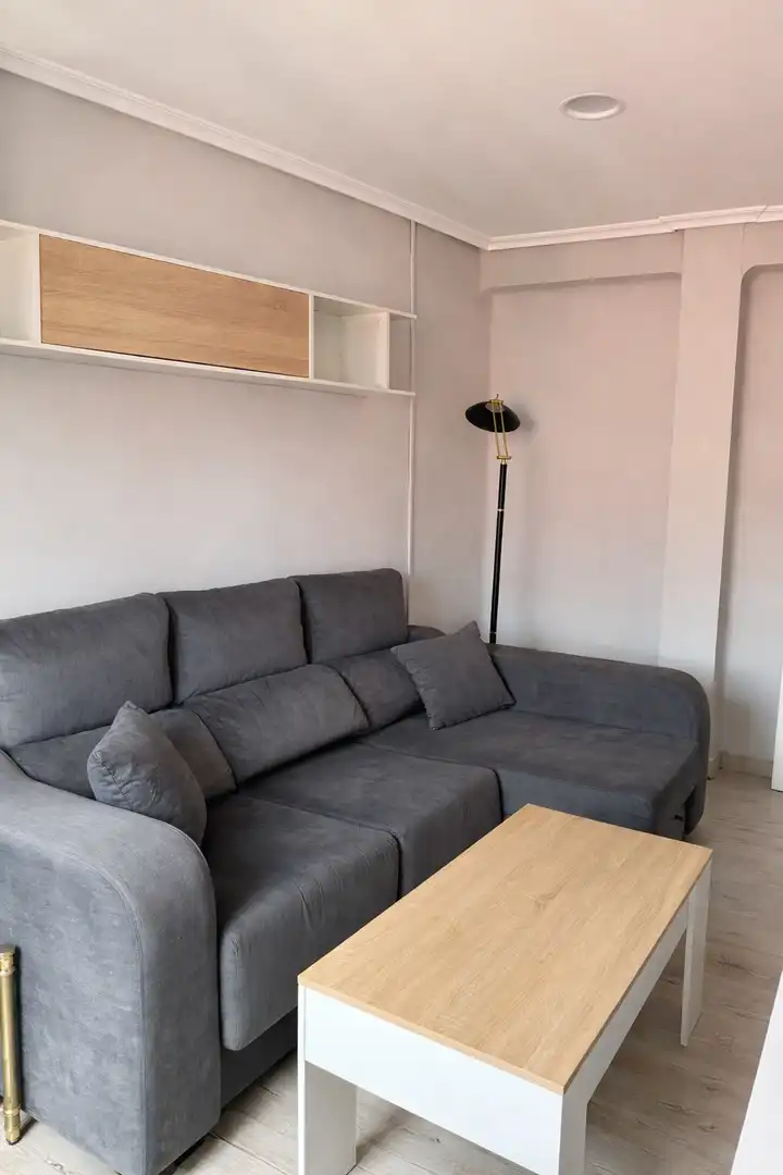 Pis en venda a Calle Málaga, 3, Delicias Sala d'estar de Pis en venda en Valladolid amb Calefacció i Moblat