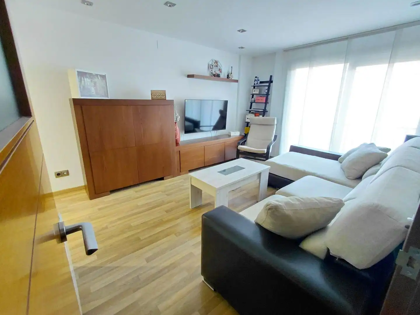 Pis en venda a Plaça D'antoni Baqué, 1, La Llagosta Sala d'estar de Pis en venda en La Llagosta amb Aire condicionat i Balcó