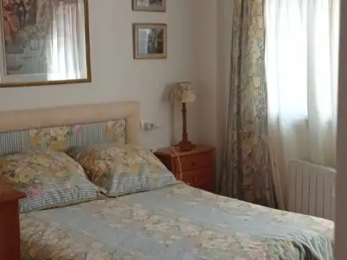 Schlafzimmer von Wohnung zur Miete in Miño mit Terrasse, Möbliert und Ofen