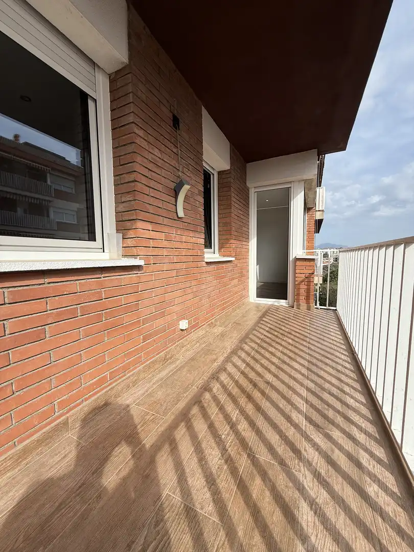 Pis en venda a Carrer de Les Belles Arts, 23, Martinica – Ateneu Terrassa de Pis en venda en Cerdanyola del Vallès amb Balcó