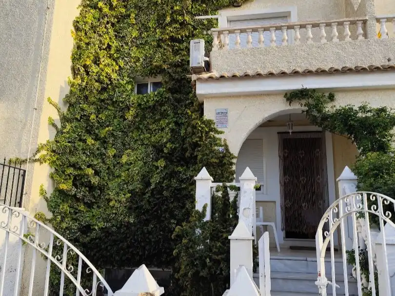 Außenansicht von Einfamilien-Reihenhaus zum Verkauf in Santa Pola mit Klimaanlage, Terrasse und Balkon