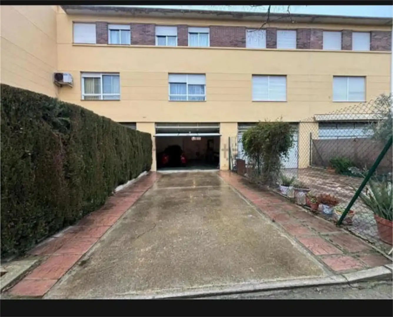 Einfamilien-Reihenhaus zum Verkauf in Zuera Parkplatz von Einfamilien-Reihenhaus zum Verkauf in Zuera