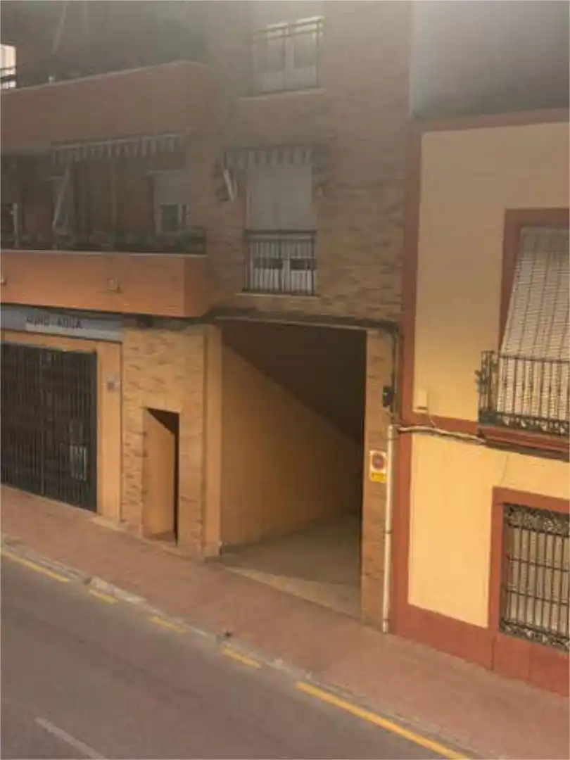 Garatge de lloguer a San Gonzalo Vista exterior de Garatge de lloguer en Linares