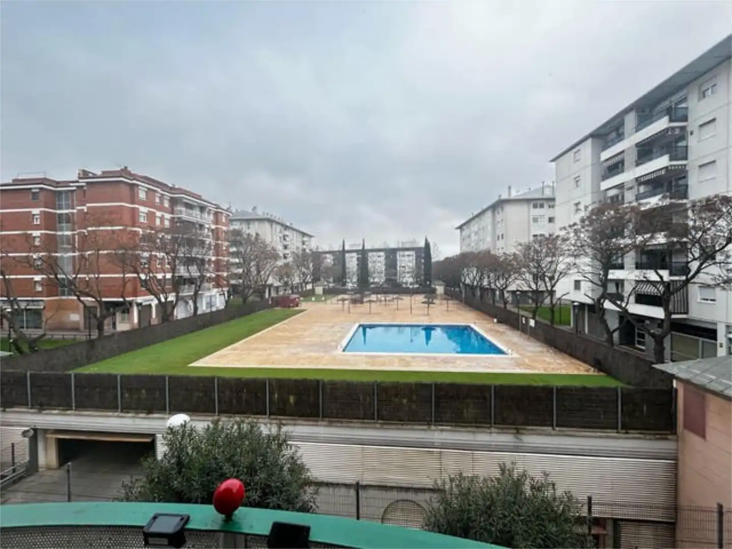 Wohnung zum Verkauf in Serraparera Schwimmbecken von Wohnung zum Verkauf in Cerdanyola del Vallès mit Privatgarten und Schwimmbad