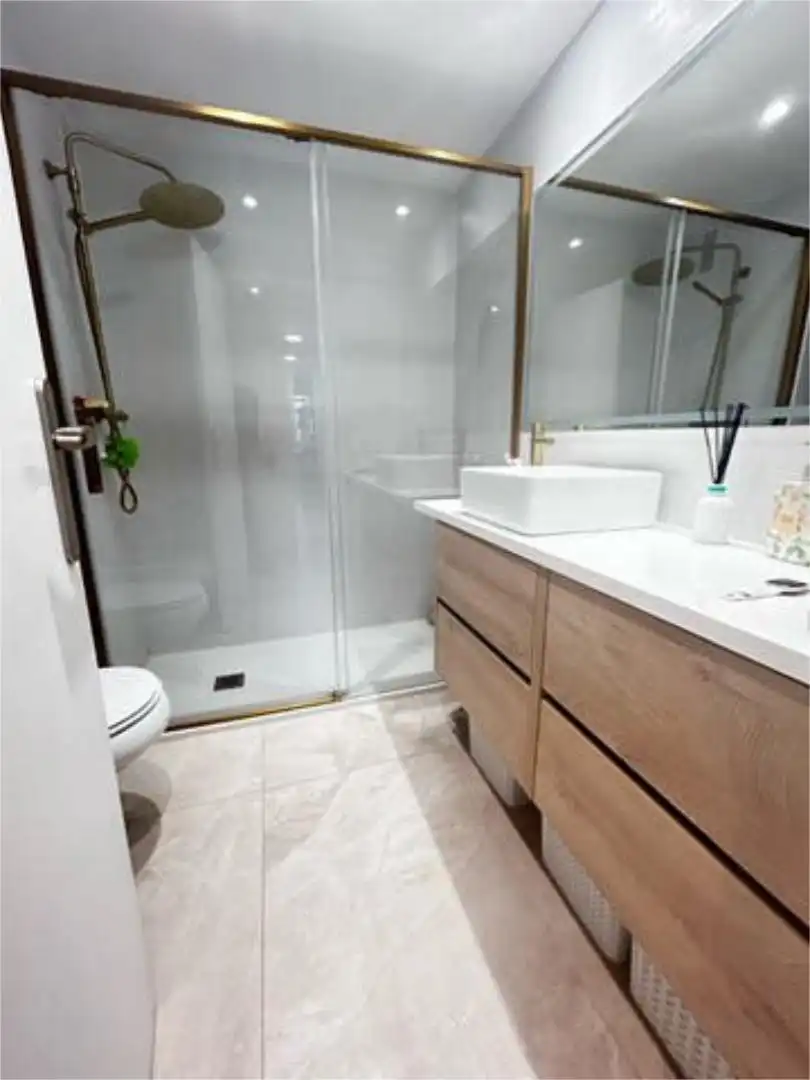 Wohnung zum Verkauf in Serraparera Badezimmer von Wohnung zum Verkauf in Cerdanyola del Vallès mit Privatgarten und Schwimmbad