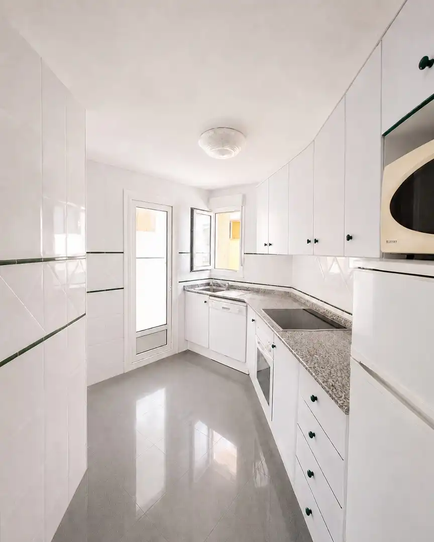 Wohnung zur Miete in Calle Agua, 4, Aguamarina Küche von Wohnung zur Miete in Orihuela mit Klimaanlage, Privatgarten und Terrasse