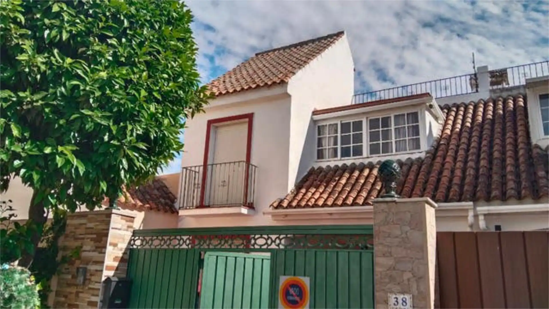 Exterior view of Houses for sale in Gines  with Terrace and Swimming Pool