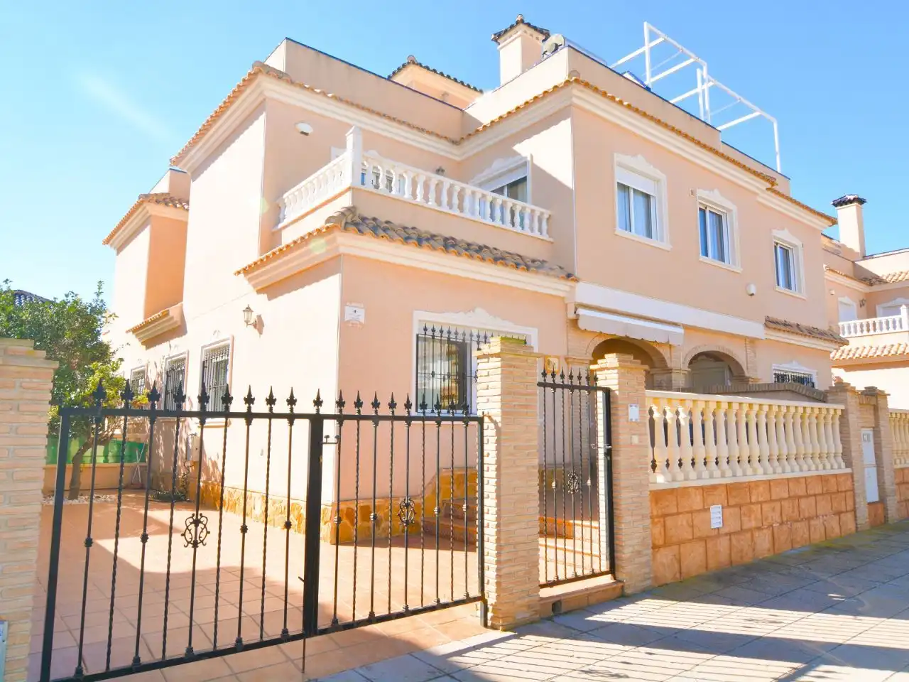 Vista exterior de Casa adosada de alquiler en Pilar de la Horadada con Aire acondicionado, Jardín privado y Terraza