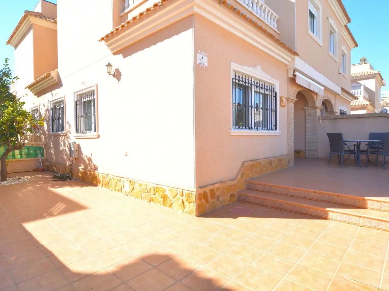Vista exterior de Casa adosada de alquiler en Pilar de la Horadada con Aire acondicionado, Jardín privado y Terraza
