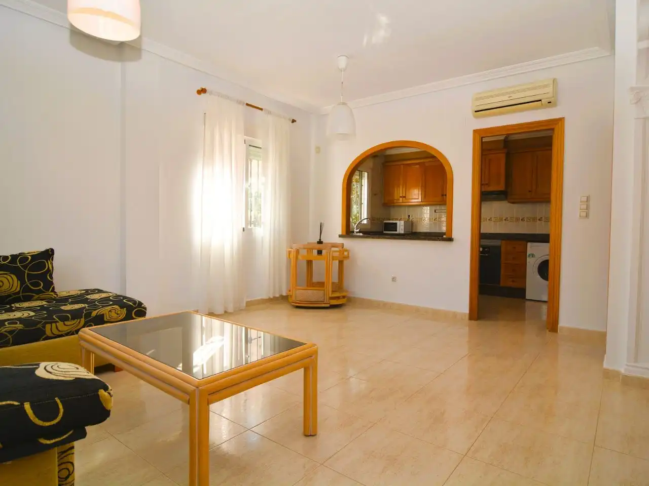 Sala de estar de Casa adosada de alquiler en Pilar de la Horadada con Aire acondicionado, Jardín privado y Terraza