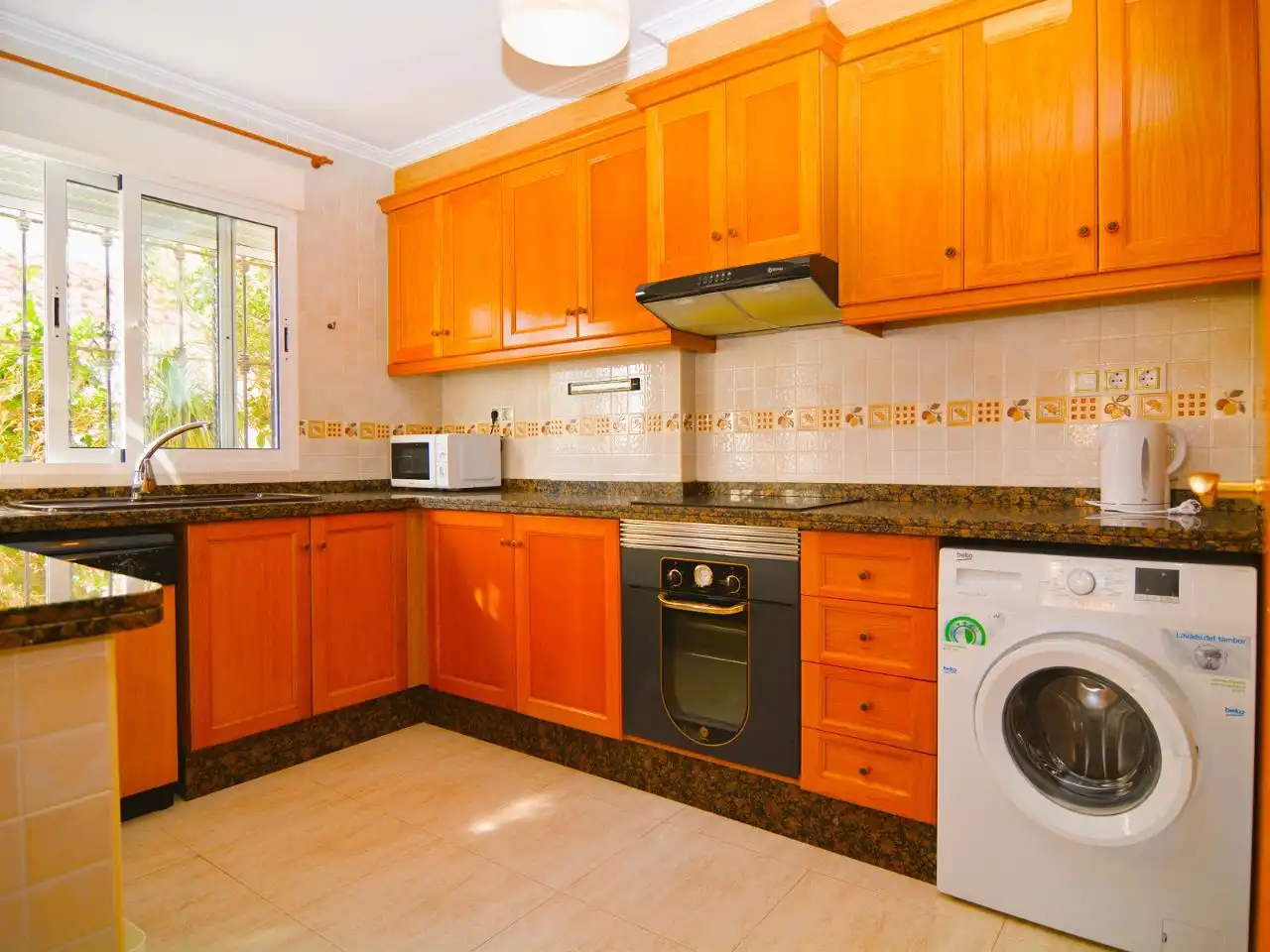 Cocina de Casa adosada de alquiler en Pilar de la Horadada con Aire acondicionado, Jardín privado y Terraza