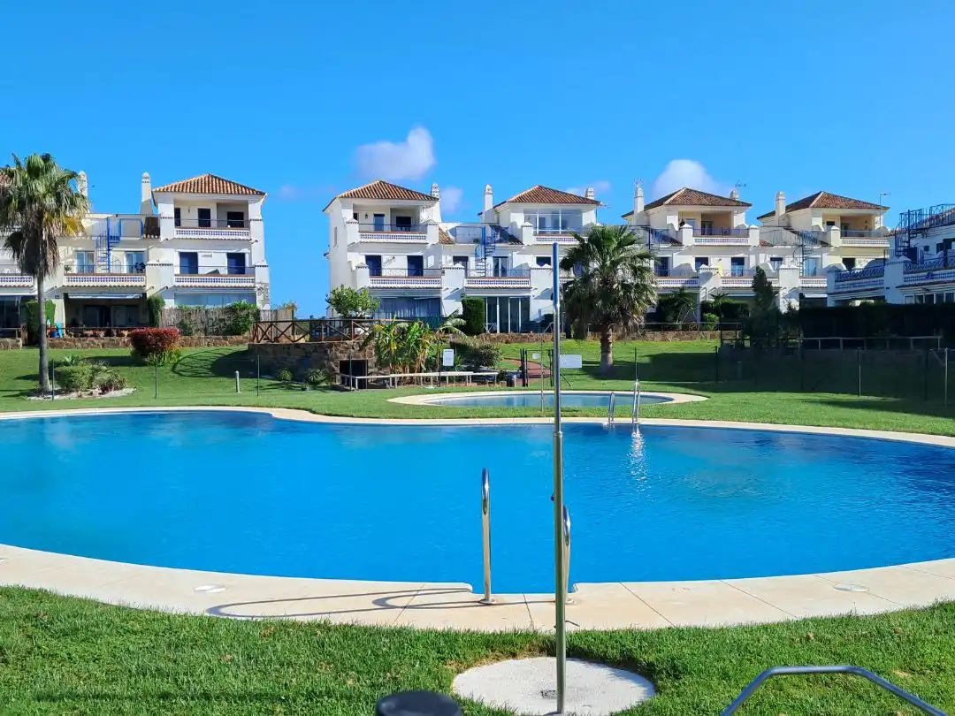 Einfamilien-Reihenhaus zum Verkauf in Avenida Rosalía de Castro, 5, Costa Esuri Schwimmbecken von Einfamilien-Reihenhaus zum Verkauf in Ayamonte mit Klimaanlage, Terrasse und Schwimmbad