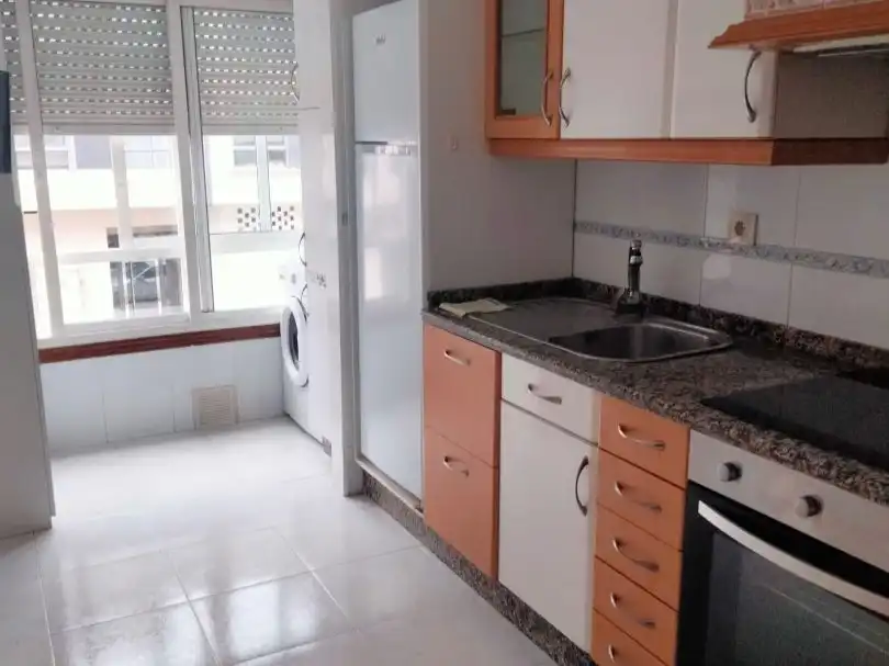 Cocina de Piso de alquiler en Pontevedra Capital  con Calefacción, Parquet y Parking comunitario