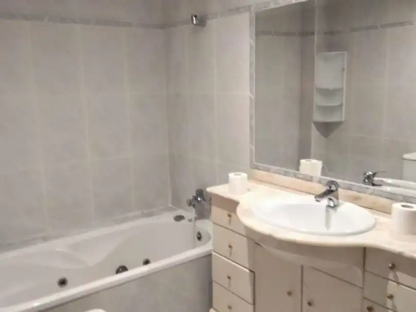 Flat for rent in Rua Jose Malvar Figueroa, 35, Zona de Plaza de Barcelos Bathroom of Flat for rent in Pontevedra Capital with Heating, Parquet flooring and Community parking
