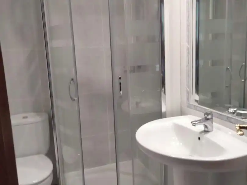 Flat for rent in Rua Jose Malvar Figueroa, 35, Zona de Plaza de Barcelos Bathroom of Flat for rent in Pontevedra Capital with Heating, Parquet flooring and Community parking