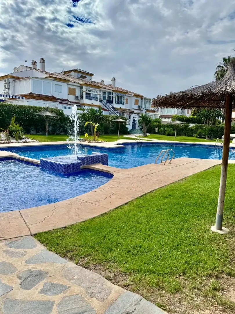 Pis de lloguer a Calle Río Guadiana, 103, Mil Palmeras Piscina de Pis de lloguer en Pilar de la Horadada amb Aire condicionat, Jardí privat i Parquet