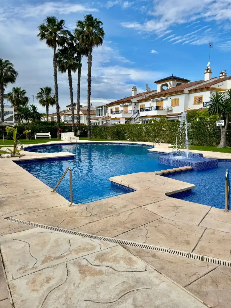 Pis de lloguer a Calle Río Guadiana, 103, Mil Palmeras Piscina de Pis de lloguer en Pilar de la Horadada amb Aire condicionat, Jardí privat i Parquet