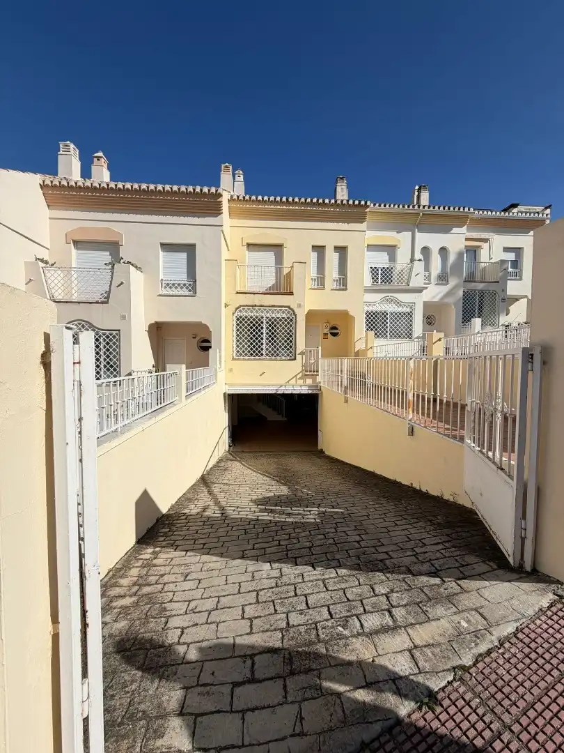 Casa adosada en venta en Avenida Pinos de Los, 18, El Rosario - Ricmar Vista exterior de Casa adosada en venta en Marbella con Aire acondicionado, Terraza y Piscina