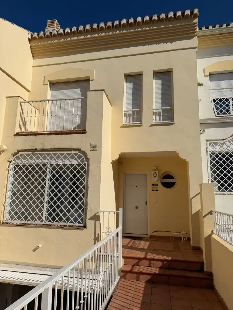 Casa adosada en venta en Avenida Pinos de Los, 18, El Rosario - Ricmar Vista exterior de Casa adosada en venta en Marbella con Aire acondicionado, Terraza y Piscina
