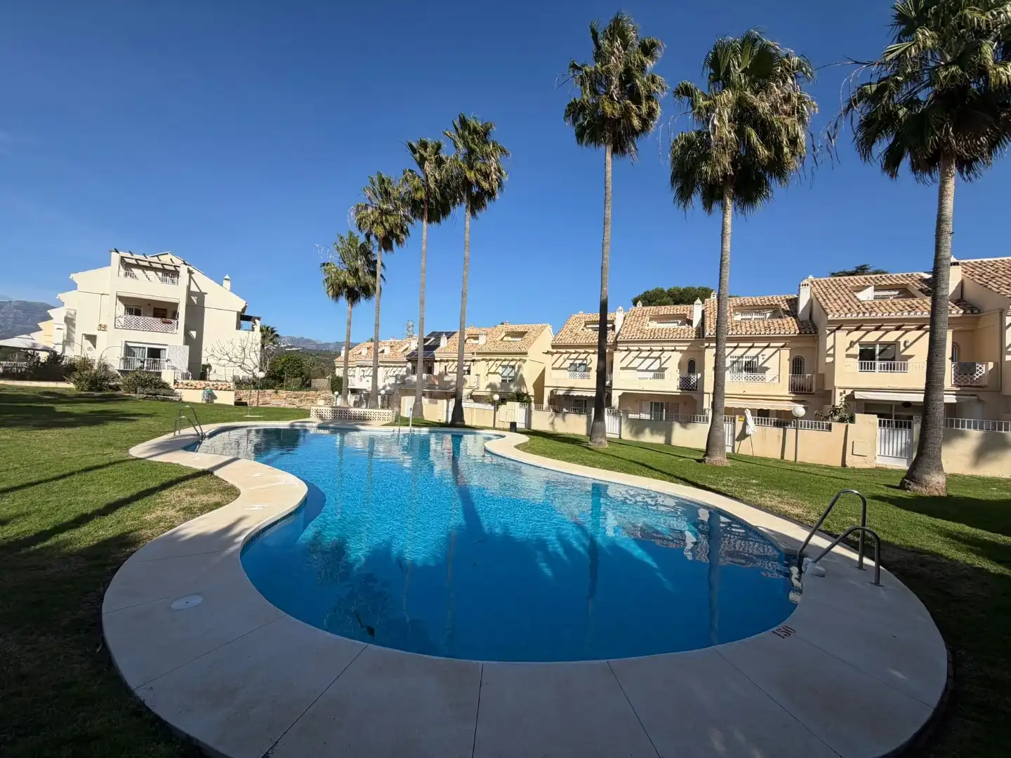 Casa adosada en venta en Avenida Pinos de Los, 18, El Rosario - Ricmar Vista exterior de Casa adosada en venta en Marbella con Aire acondicionado, Terraza y Piscina