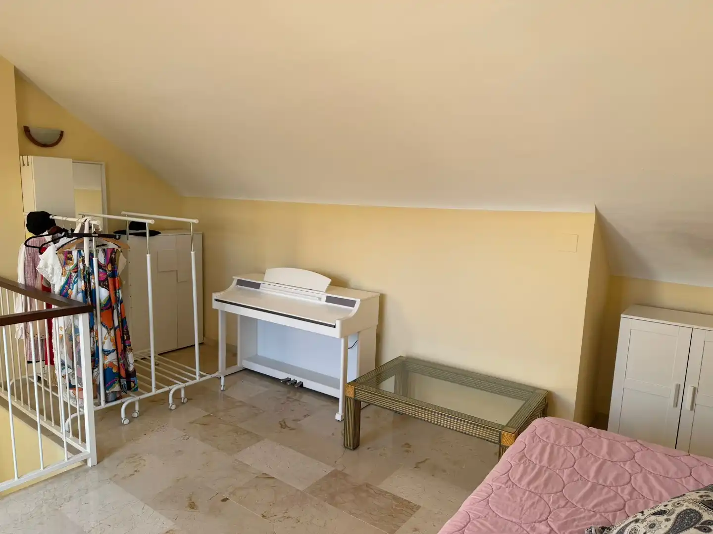 Casa adosada en venta en Avenida Pinos de Los, 18, El Rosario - Ricmar Habitación de Casa adosada en venta en Marbella con Aire acondicionado, Terraza y Piscina