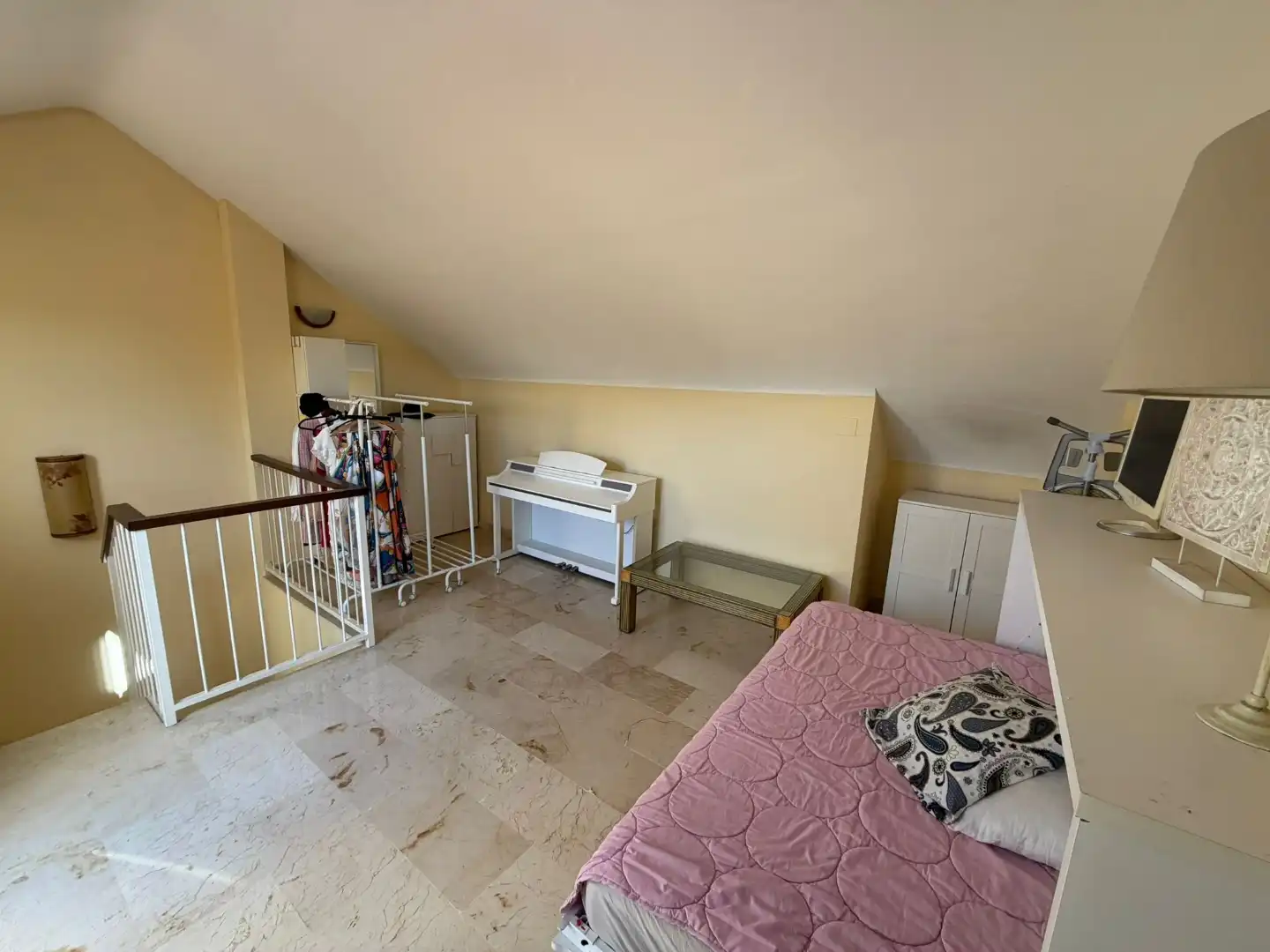 Casa adosada en venta en Avenida Pinos de Los, 18, El Rosario - Ricmar Habitación de Casa adosada en venta en Marbella con Aire acondicionado, Terraza y Piscina