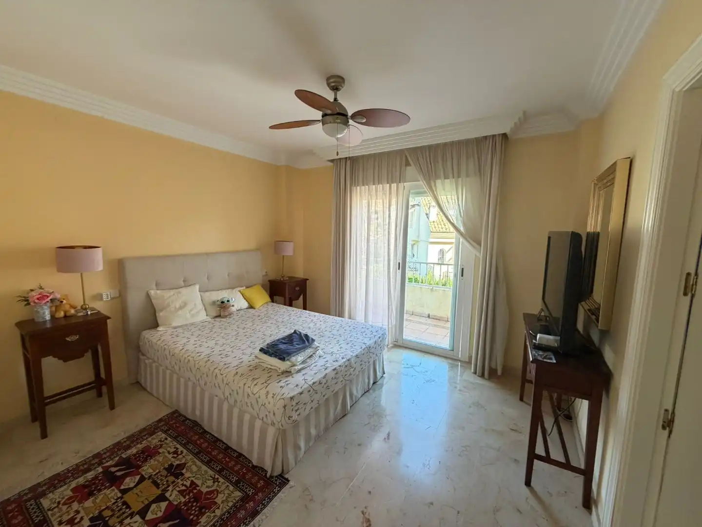 Casa adosada en venta en Avenida Pinos de Los, 18, El Rosario - Ricmar Habitación de Casa adosada en venta en Marbella con Aire acondicionado, Terraza y Piscina