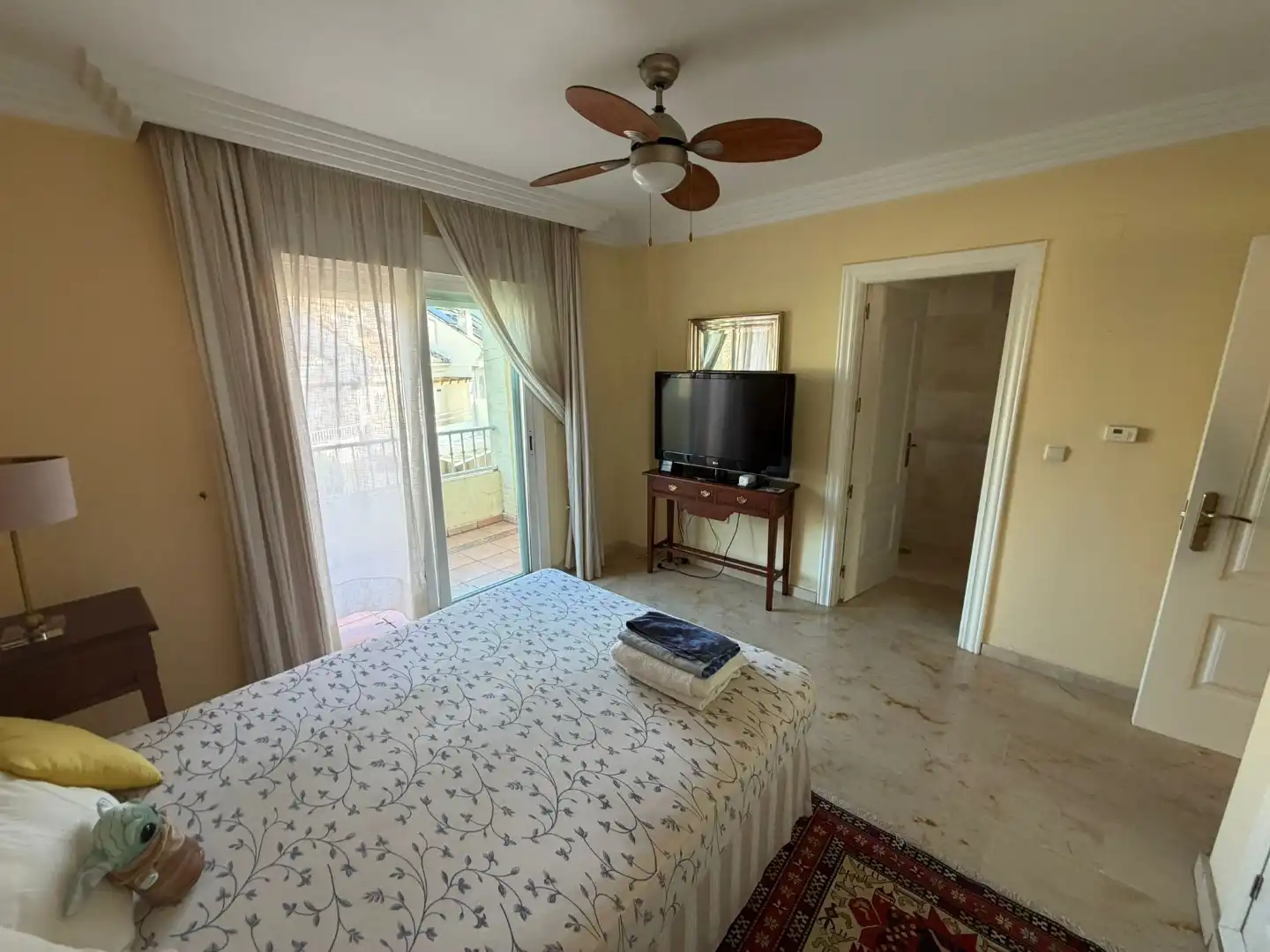 Casa adosada en venta en Avenida Pinos de Los, 18, El Rosario - Ricmar Habitación de Casa adosada en venta en Marbella con Aire acondicionado, Terraza y Piscina