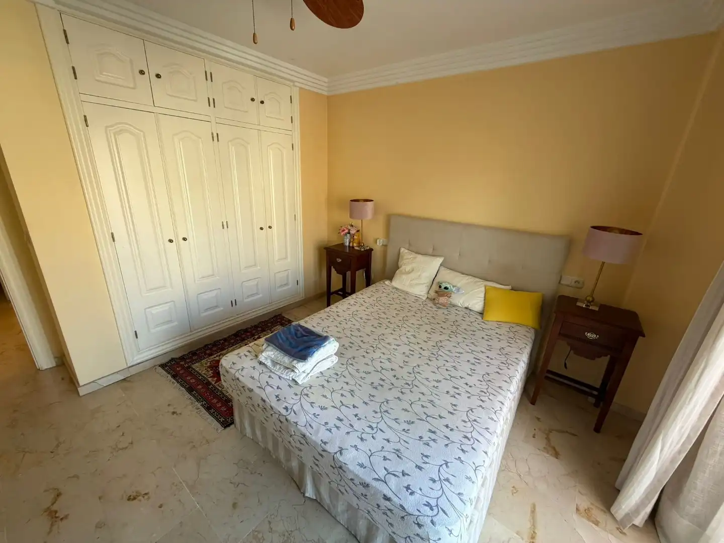 Casa adosada en venta en Avenida Pinos de Los, 18, El Rosario - Ricmar Habitación de Casa adosada en venta en Marbella con Aire acondicionado, Terraza y Piscina