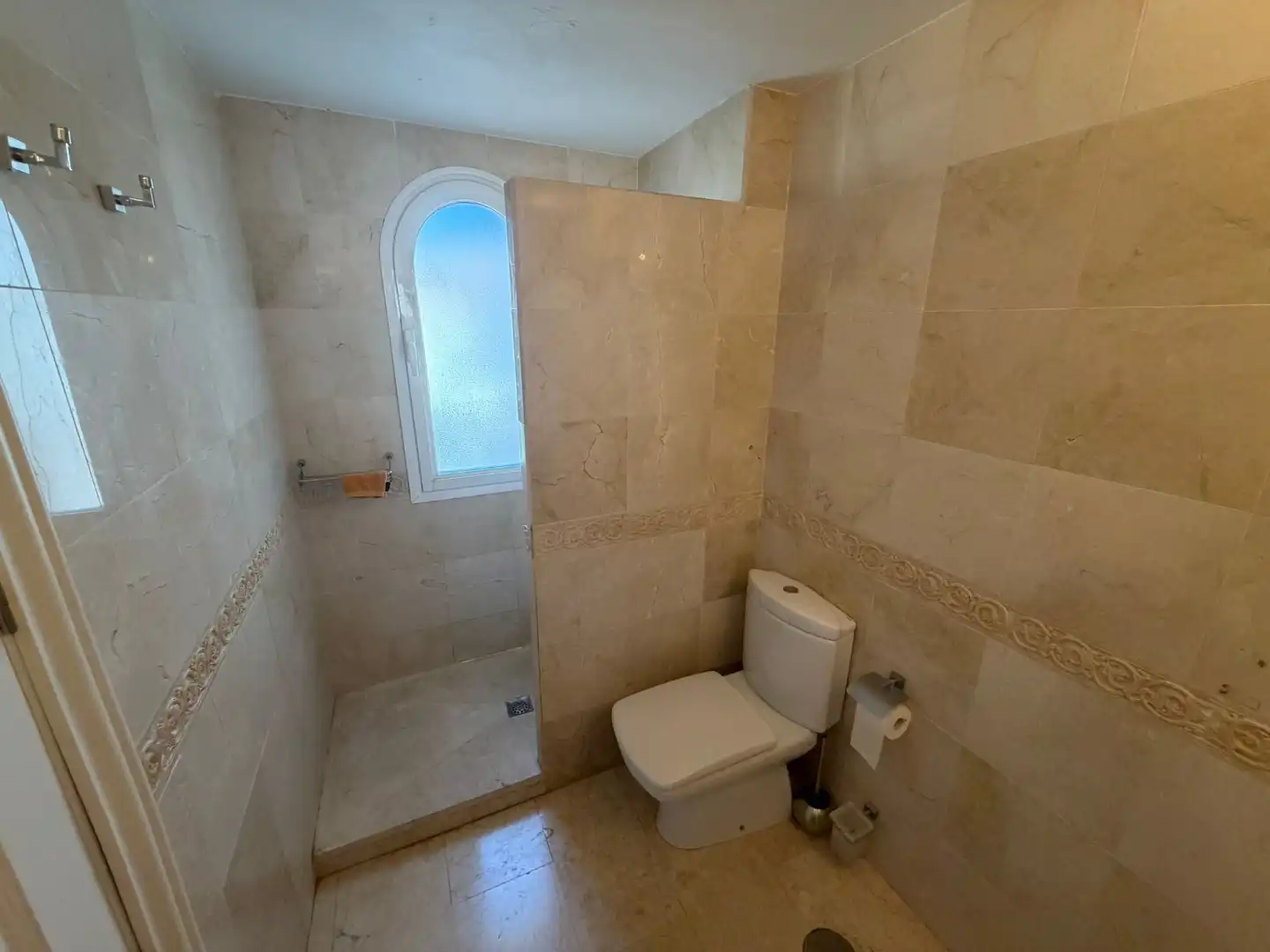 Casa adosada en venta en Avenida Pinos de Los, 18, El Rosario - Ricmar Baño de Casa adosada en venta en Marbella con Aire acondicionado, Terraza y Piscina