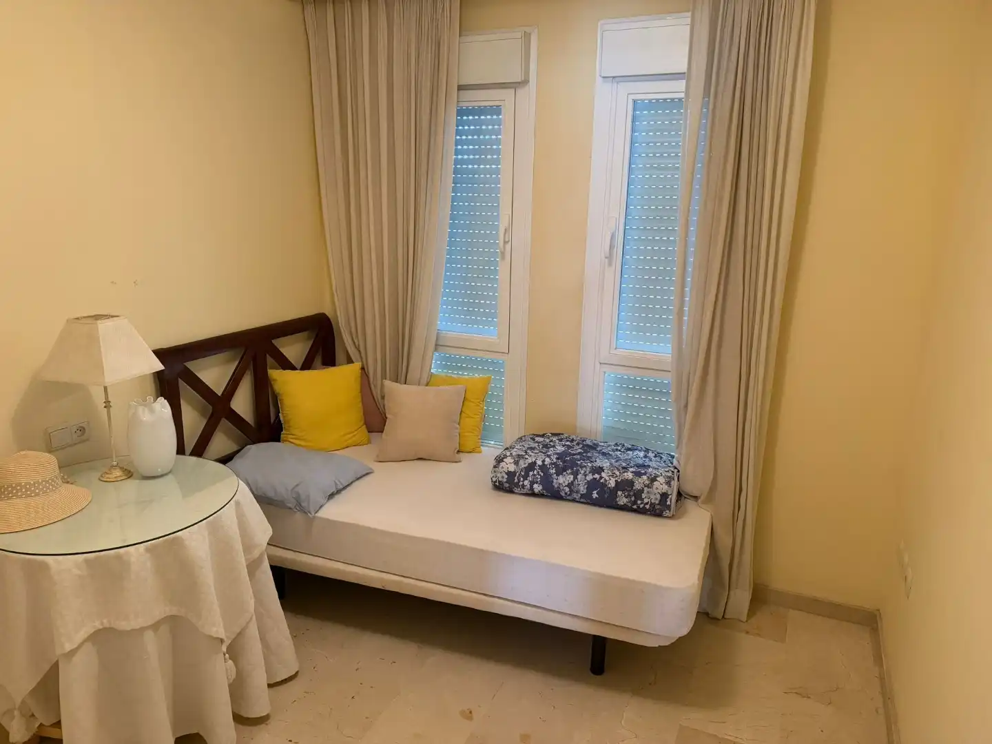 Casa adosada en venta en Avenida Pinos de Los, 18, El Rosario - Ricmar Habitación de Casa adosada en venta en Marbella con Aire acondicionado, Terraza y Piscina