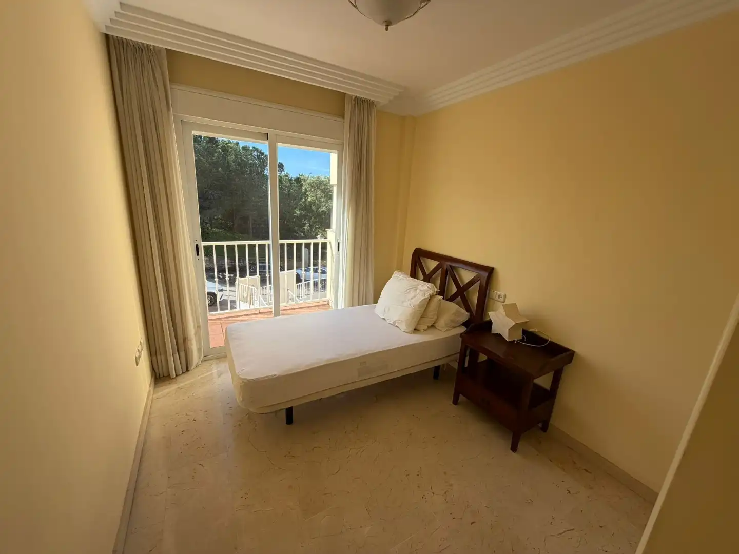 Casa adosada en venta en Avenida Pinos de Los, 18, El Rosario - Ricmar Habitación de Casa adosada en venta en Marbella con Aire acondicionado, Terraza y Piscina